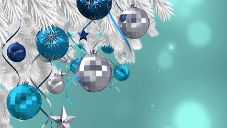 animación de bolas colgando en el árbol de navidad en fondo azul con luces