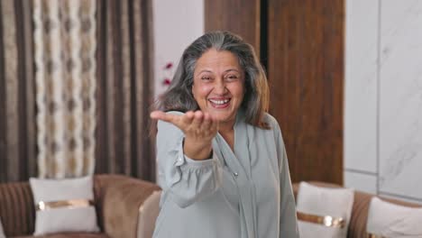 Mujer-India-Feliz-Dando-Besos-Voladores
