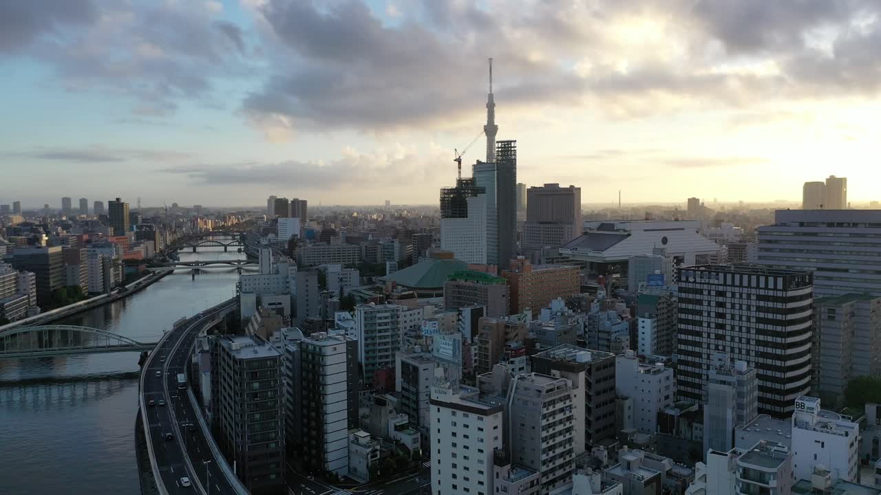 Eine Luftaufnahme des Tokyo Skytree ist bei Sonnenuntergang eingebettet in die Skyline von Tokio, Japan, zu sehen.
