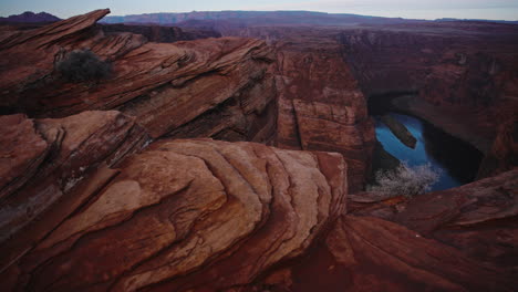 Panorámica-A-Través-De-Formaciones-Rocosas-Rojas-En-El-Suroeste-De-Estados-Unidos