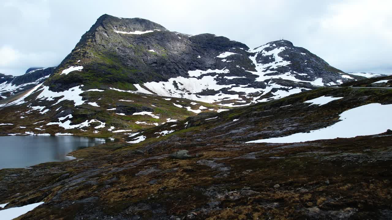Lumihuippuiset vuoret Norjassa