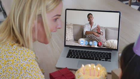 madre y hija caucásicas sentadas en la mesa usando una computadora portátil haciendo una videollamada de cumpleaños