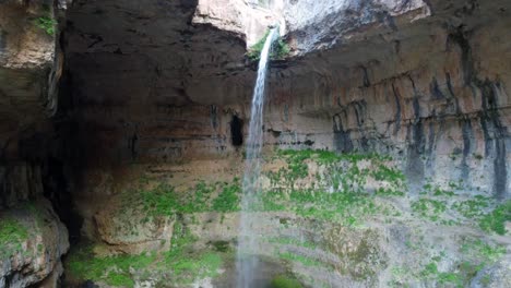 vista aérea de la cascada del desfiladero de baatara en tannourine, líbano