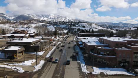 Excelente-Vista-Aérea-De-Los-Autos-Que-Se-Acercan-A-Steamboat-Springs,-Colorado