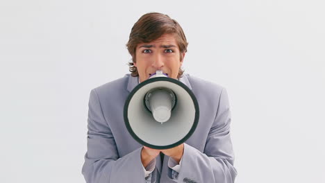 un hombre de negocios serio hablando en un megáfono.