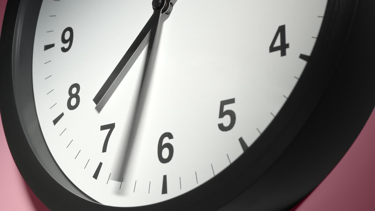 el reloj en la pared de rosa rosado en el lapso de tiempo