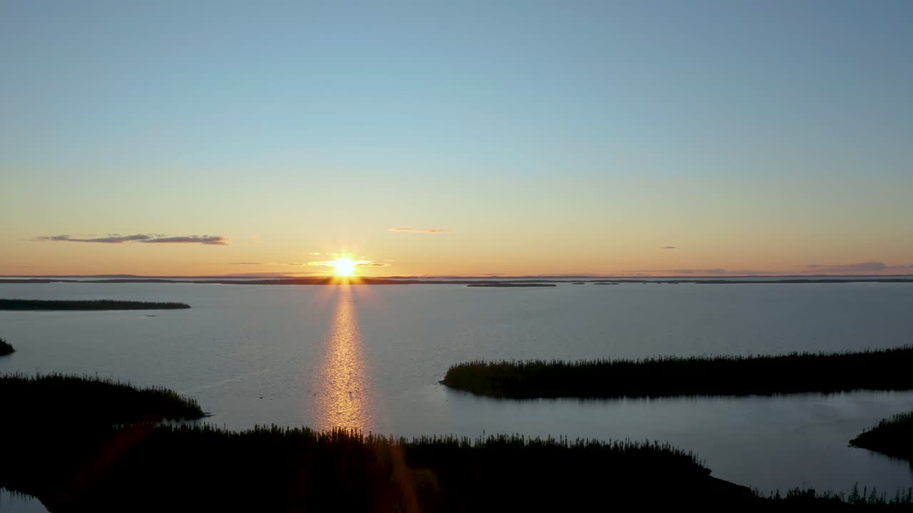 toma aérea de una puesta de sol muy agradable sobre un lago vacío y salvaje en el norte de canadá