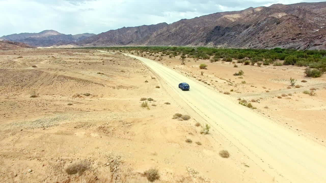 덜 여행 된 길 을  ⁇ 는 것