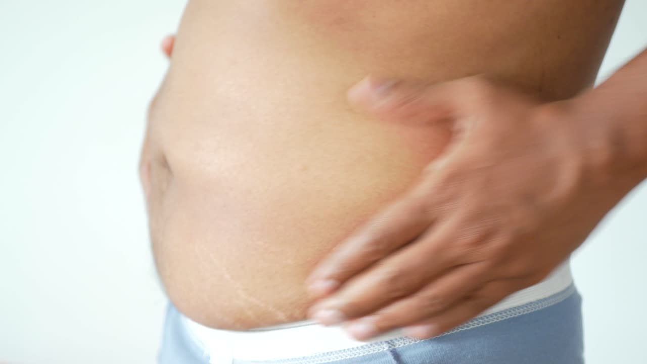 conceptos de sobrepeso de hombres con grasa abdominal excesiva