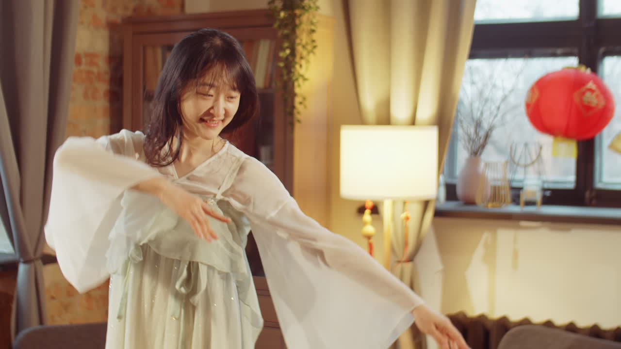 집에서 춤을 추는 아시아 여성