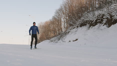 hombre esquiando en montañas nevadas