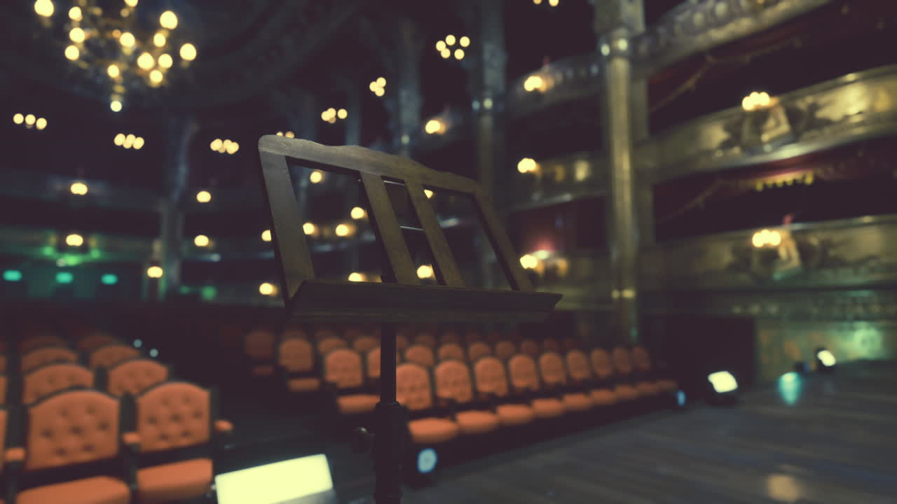 un puesto de música en un escenario vacío en un teatro