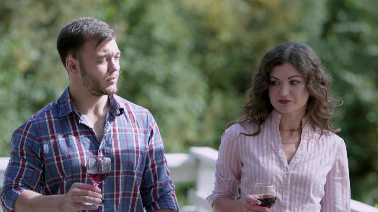 una pareja disfrutando del vino en un patio