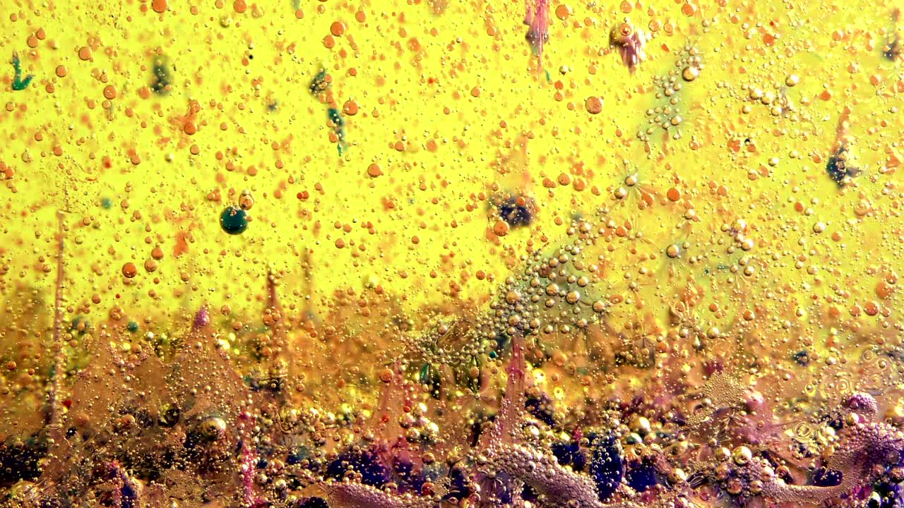 burbujas de agua detrás del fondo de vidrio