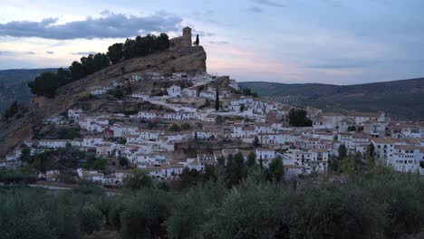 paisaje tranquilo del atardecer en montefrío, españa en andalucía