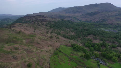 Parte-2-De-Un-Vuelo-Aéreo-Que-Vuela-Hacia-Atrás-Desde-Coniston-Water-Sobre-Holme-Cay-Y-Se-Desplaza-Directamente-Hacia-Langdales.