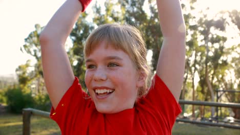 Niña-Feliz-Animando-En-El-Campo-De-Entrenamiento