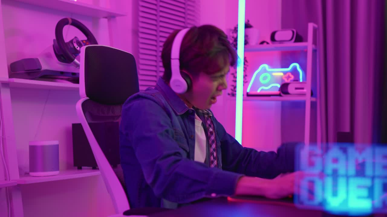 게이머가 스크린을 통해 게임에 반응합니다.