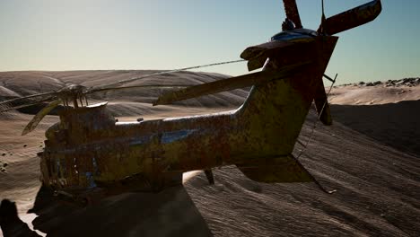 viejo helicóptero militar oxidado en el desierto al atardecer