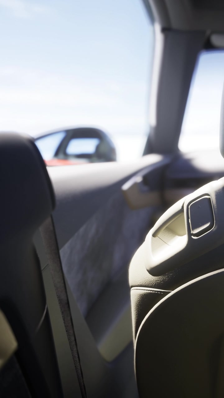 La vista mostra l'interno di un'auto con un focus sull'area del sedile posteriore.