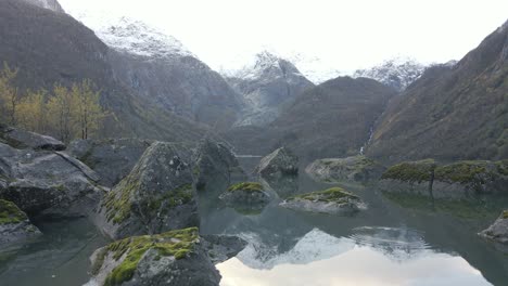 Kristallklarer-See-Mit-Bergspiegelung-Im-Wasser,-Dolly-Vorwärtsschuss