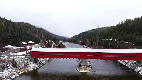 Puente-Cubierto-Con-Un-Poco-De-Nieve-Cruzando-Un-Río-En-Quebec,-Canadá.