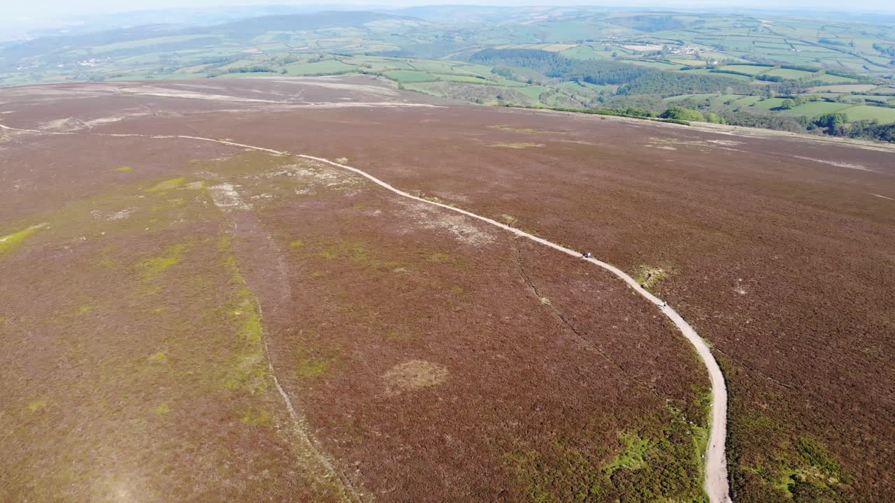 통과하는 경로가 있는 던커리 비콘의 헤더 황무지