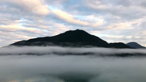 Océano-Pacífico-Cubierto-De-Niebla-Con-Majestuosas-Montañas-Costeras-En-El-Horizonte