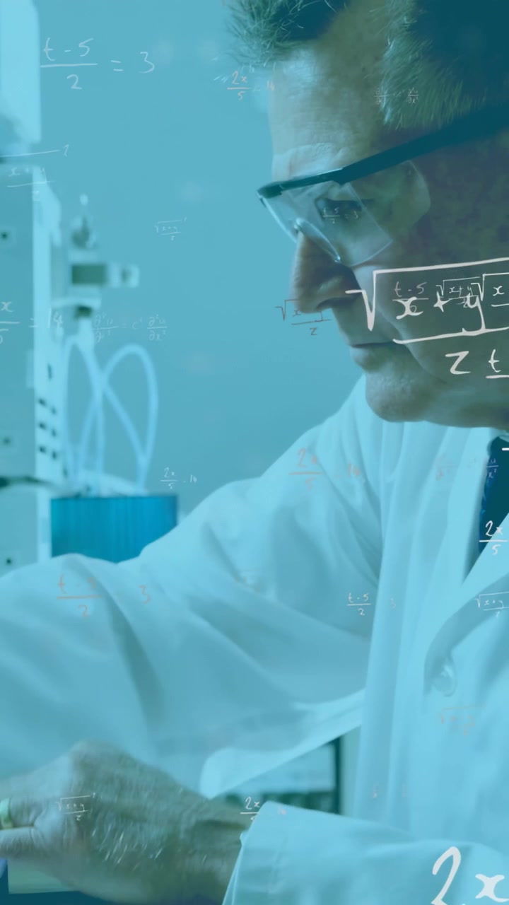 Video verticale: Scienziato senior che abbassa una pinza e misura un flusso giallo per un saggio, con formule matematiche in sovrapposizione.