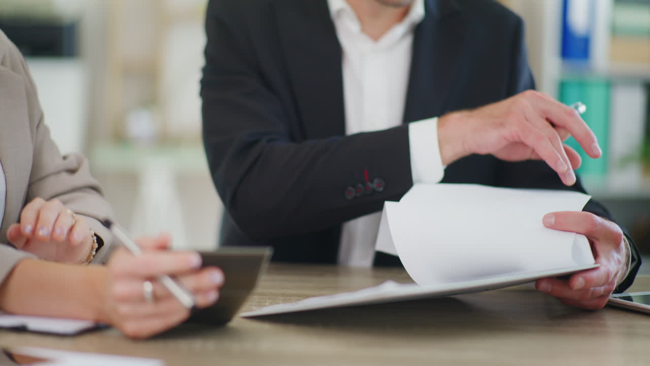 colegas de negocios discuten el proyecto de negocio