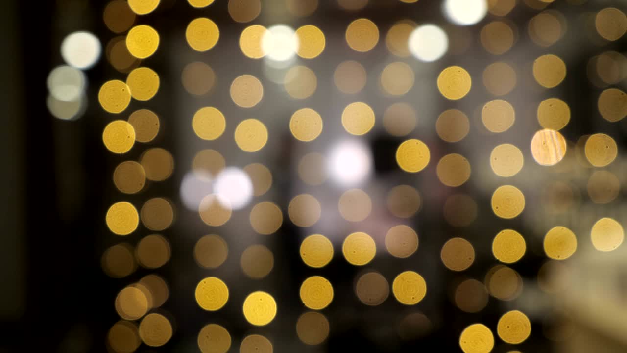 guirnaldas amarillas en la ventana, borrosas