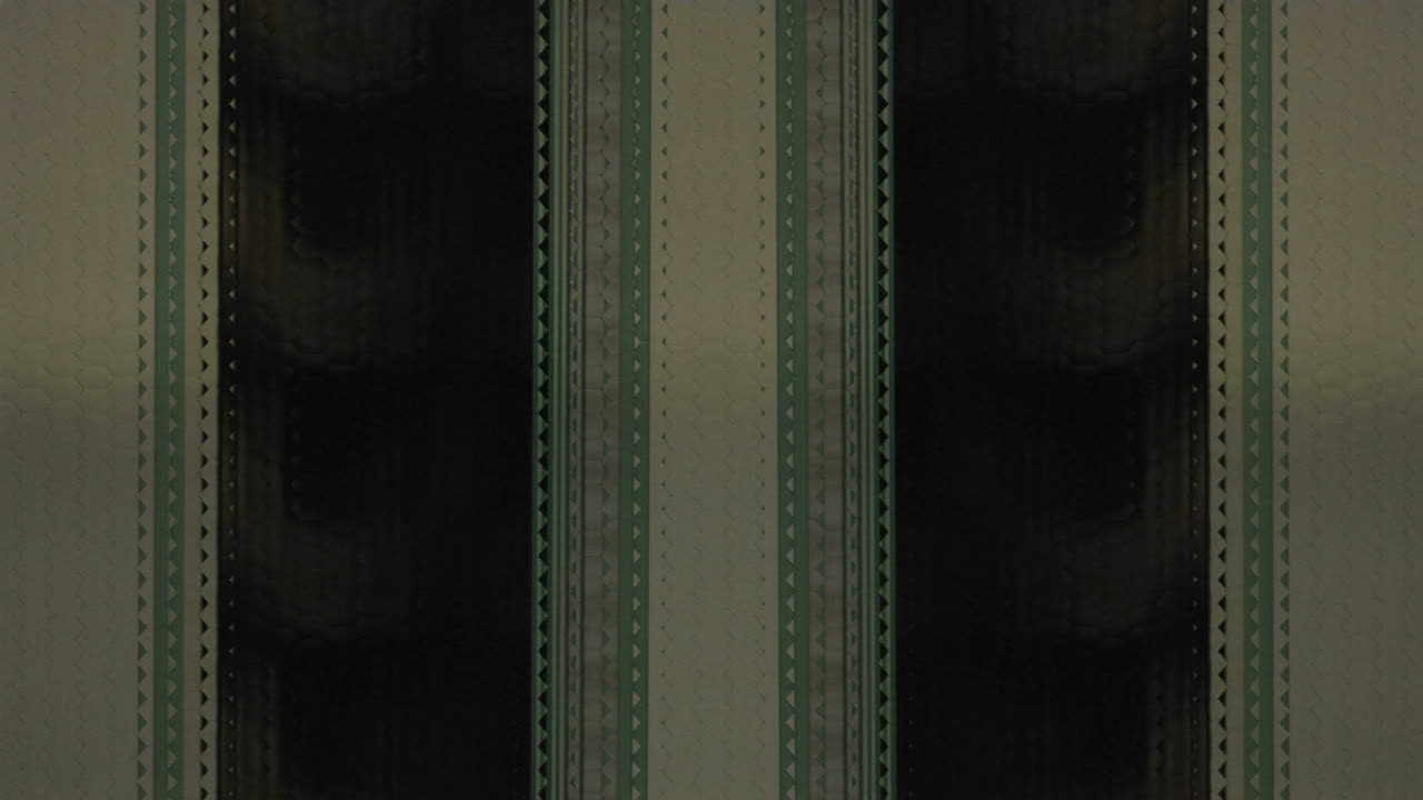 한 장의 필름이 수직으로 흐르다 1