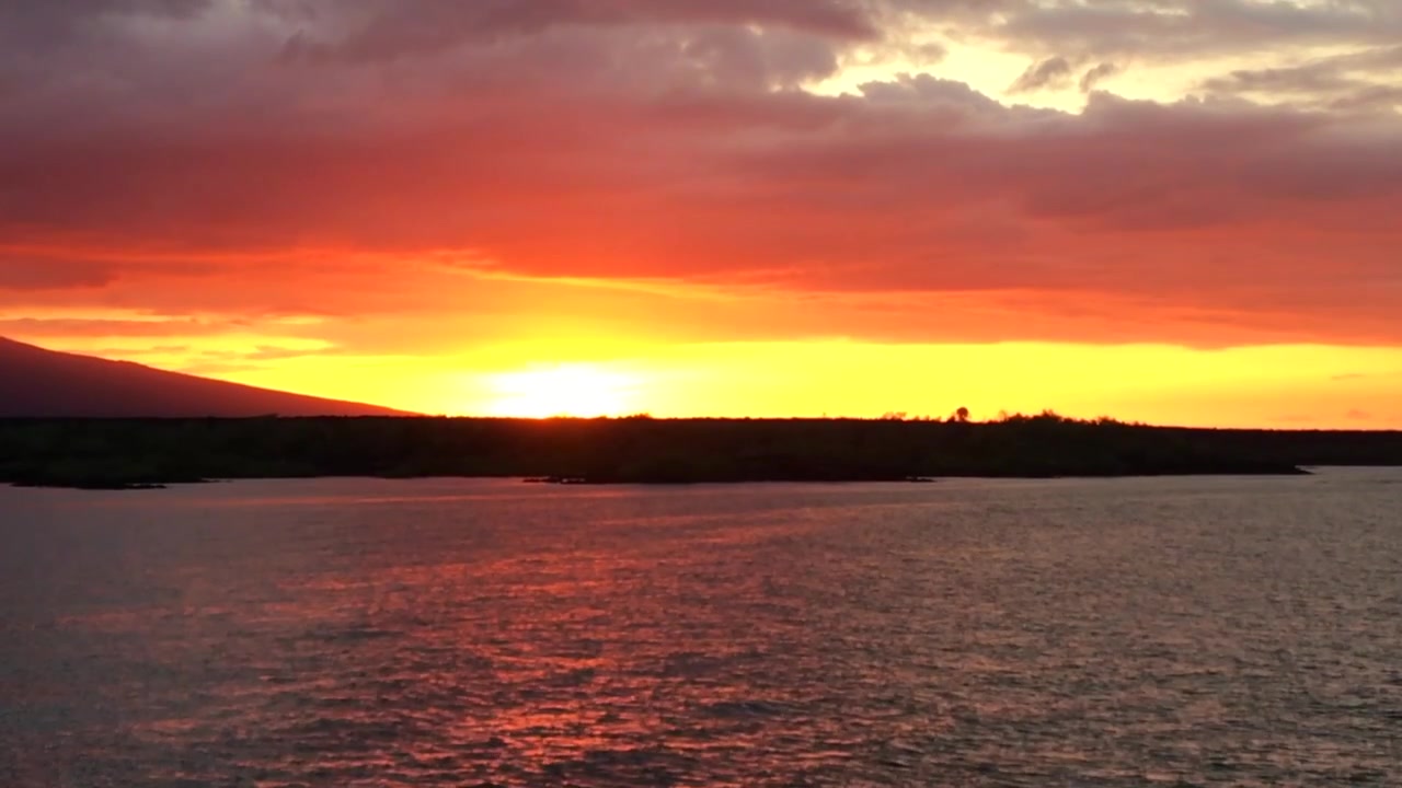 Bellissimo tramonto arancione sull'Oceano Pacifico alle Galapagos