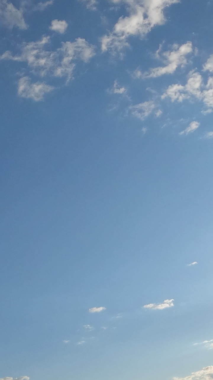 몇 개의 구름과 함께 은 파란 하늘