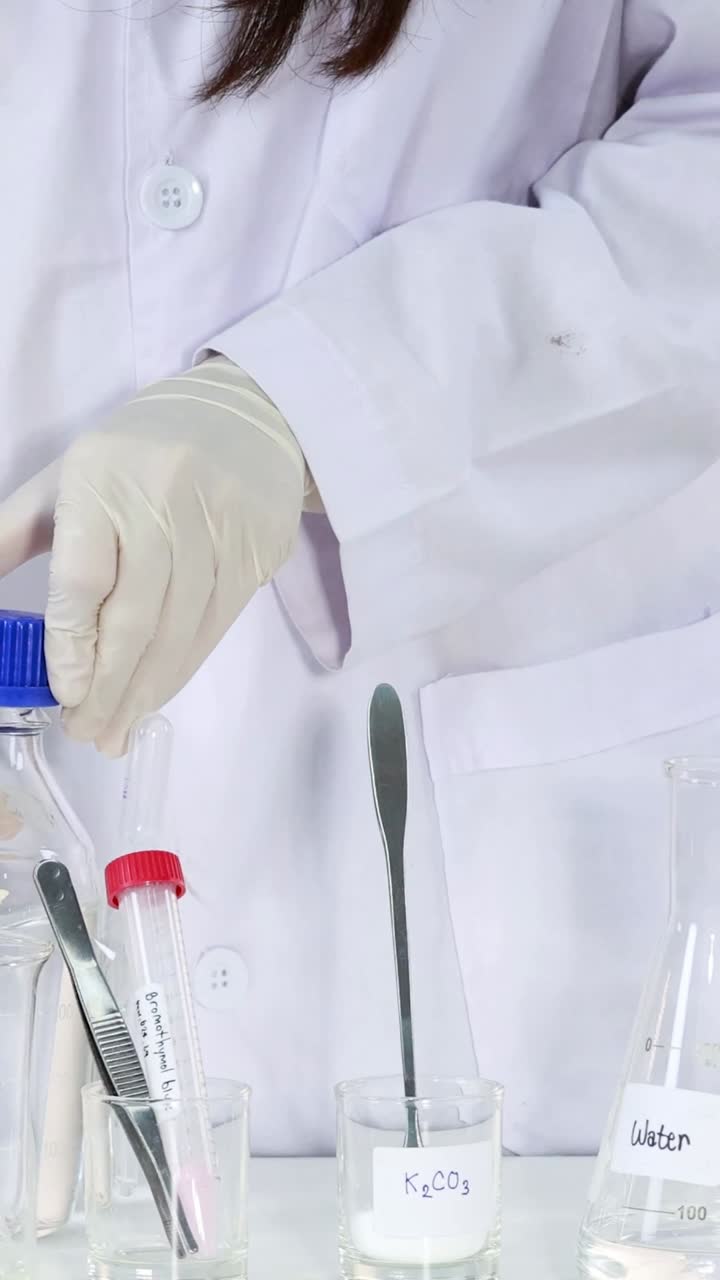 científico preparando un experimento de química con soluciones