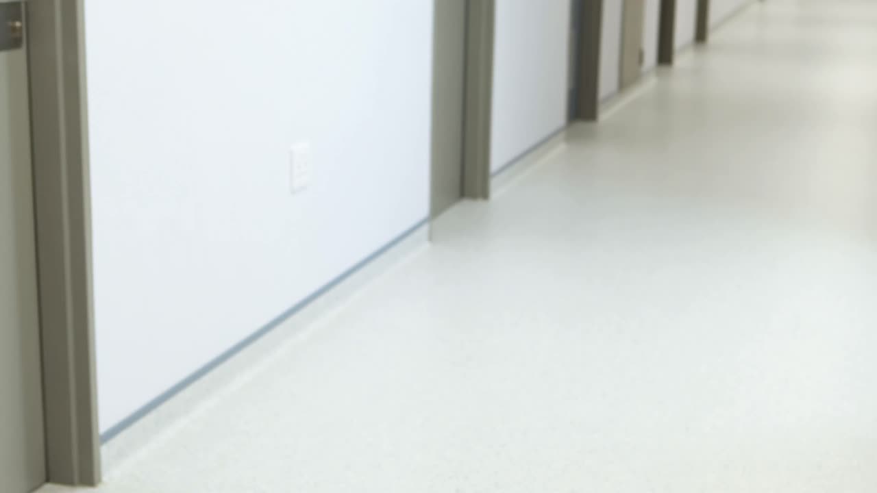 médicos empujando a una mujer embarazada en silla de ruedas