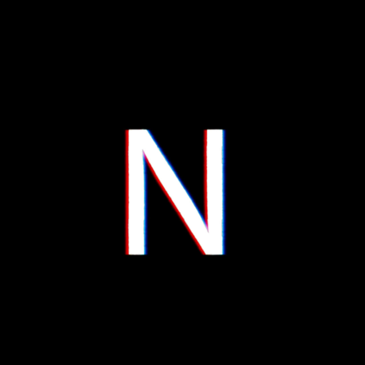 Lettera N con effetto Glitch RGB su sfondo nero.