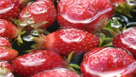 Nahaufnahme-Von-Roten,-Lebendigen-Erdbeeren,-Natürlichen-Bio-Früchten