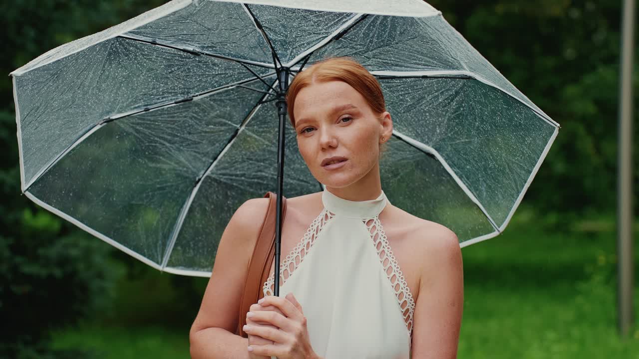 비가 오는 동안 우산을 들고 있는 여자