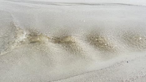 ビーチを渡る海水洗浄