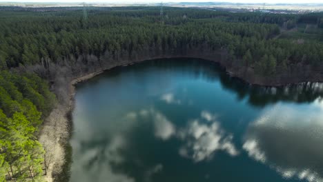 Drohne-Fliegt-über-Einem-Versteckten-See-Mit-Herzsilhouette-In-Der-Region-Masuren,-Nordeuropa