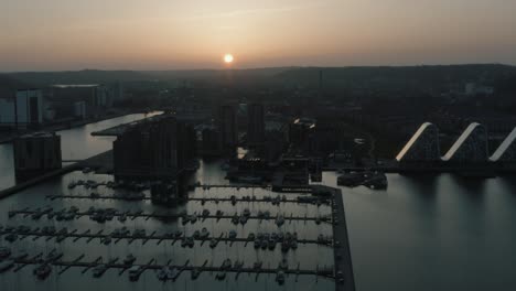 Fliegen-über-Architektur-Während-Des-Sonnenuntergangs-In-Dänemark