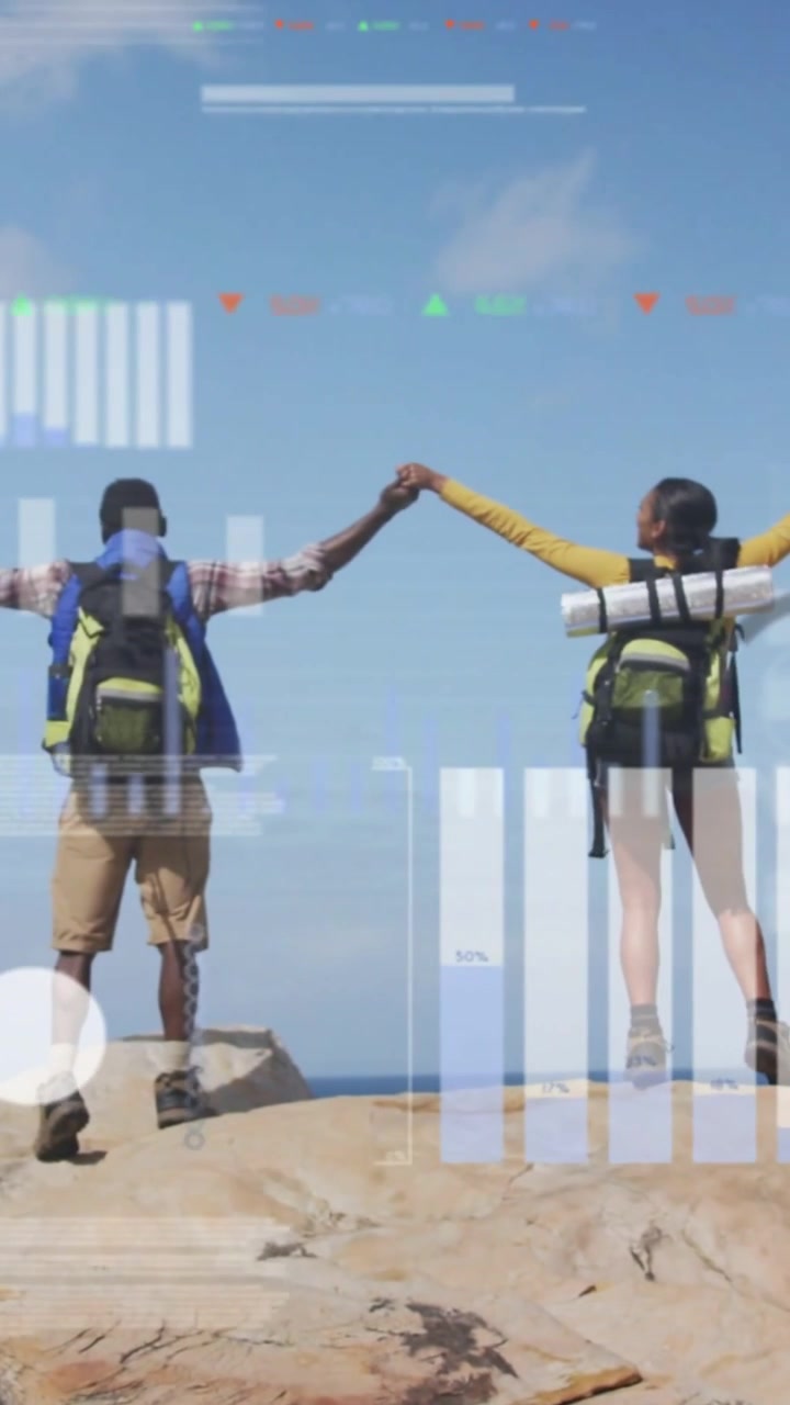 Video verticale: Due escursionisti si stringono le mani e alzano le braccia sulla costa, celebrando una vittoria, con un HUD che mostra informazioni di viaggio.