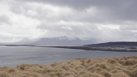 abundante paisaje islandés con prados, lagos y montañas en el fondo