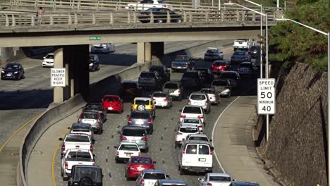 tráfico en dirección este por la mañana bajo el paso elevado en la autopista h1 en honolulu hawaii