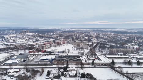 drones empujan para bloquear edificios cubiertos de nieve, silute lituania