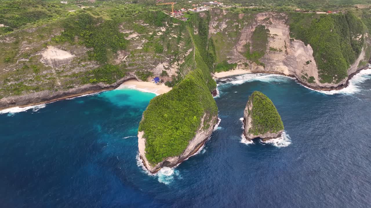 Panorámica aérea de la popular playa de Bali en Nusa Penida. Espectacular costa acantilada, Indonesia.