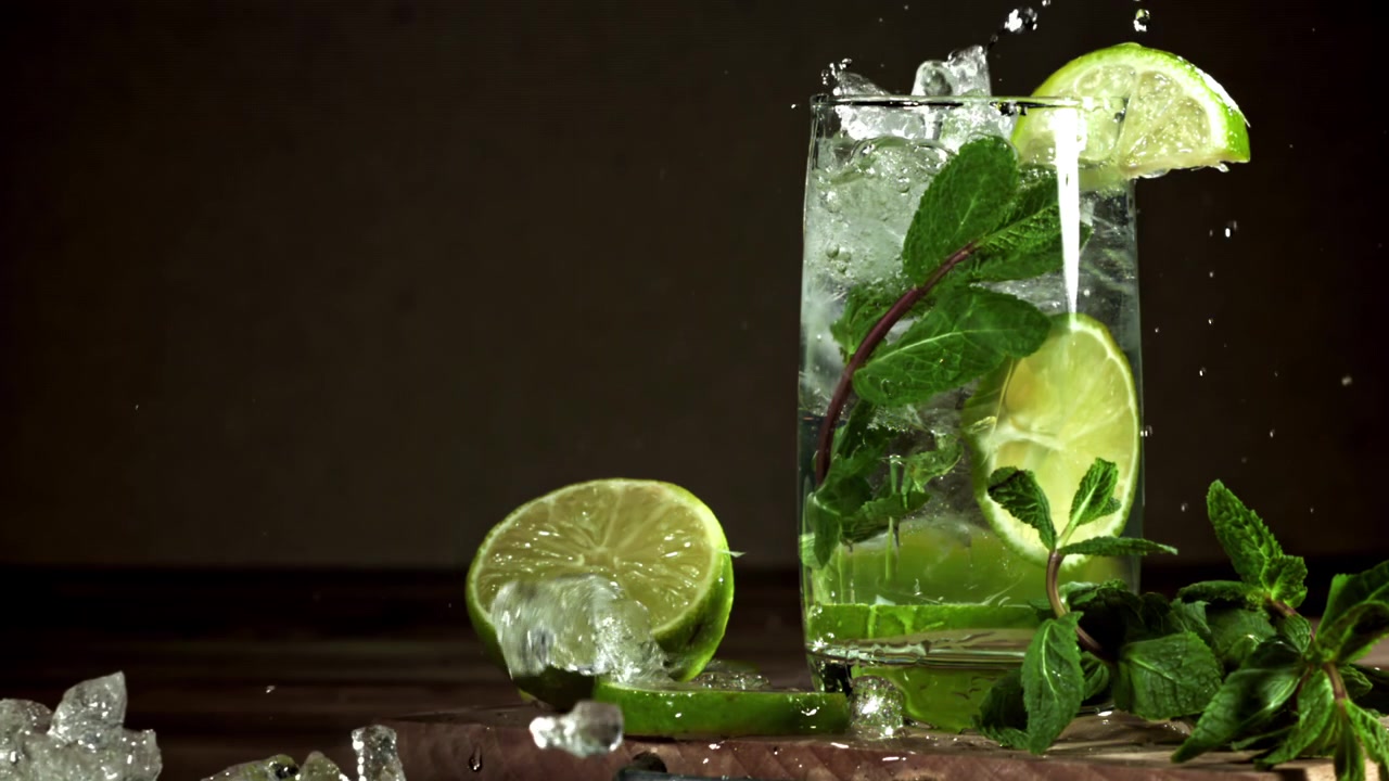 Virkistävä Mojito-cocktail roiskuvan jään ja limejen kera hidastettuna