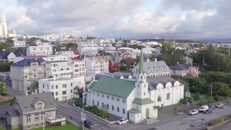 iglesia idílica de islandia en el centro de reykjavik, edificios tradicionales blancos