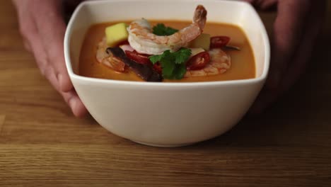 video en primer plano del chef sirviendo un plato listo con camarones